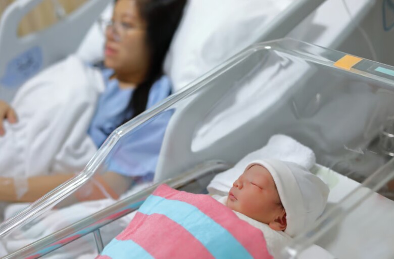 Việc ở cữ của phụ nữ sau sinh gây ra nhiều tranh cãi. Ảnh minh họa.