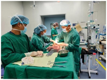 Ca sinh nở đặc biệt của bà mẹ U50 nặng 100kg, sinh con "khổng lồ"