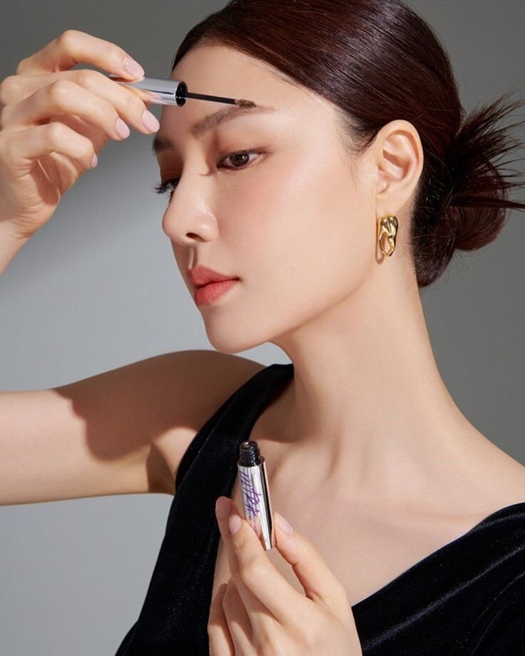 Dùng phấn mắt cùng màu với da làm lớp nền cho lông mày giúp chì kẻ mày lên màu đẹp và bền hơn.