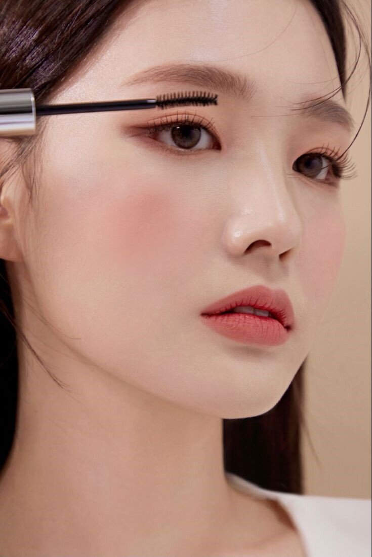 Chuốt mascara ngang trước thẳng sau là bí quyết để mi cong xinh đẹp.
