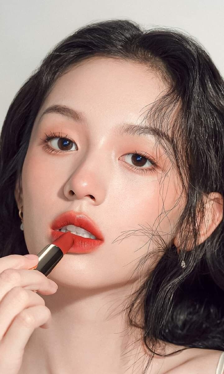 Để màu son được đẹp và bền màu nhất thì phủ một lớp che khuyết điểm trên môi là điều quan trọng. 