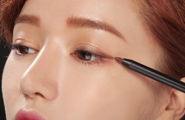 Khi trang điểm sẽ có thể có rất nhiều sự cố xảy ra, có một cây bút kẻ mắt màu da thì chị em sẽ giải quyết được mọi tình huống.