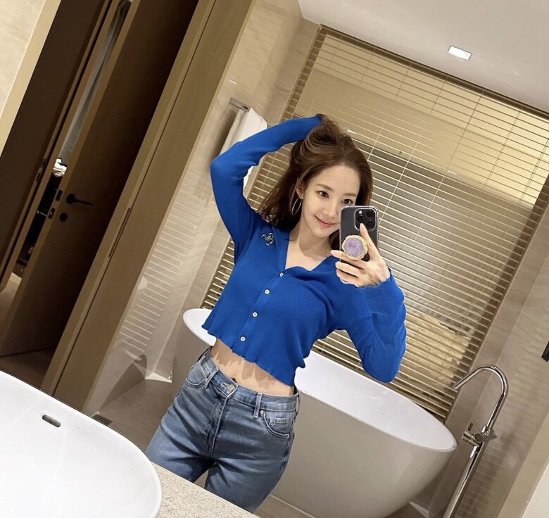 Cô khoe vòng eo con kiến trong mẫu cardigan mỏng dáng crop top kết hợp cùng quần jeans cạp cao. 