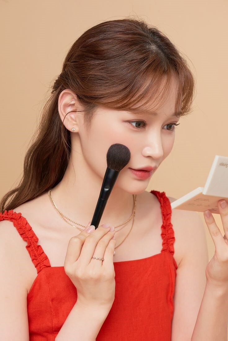 Phủ phấn là bước quan trọng của nhiều chuyên gia trang điểm.