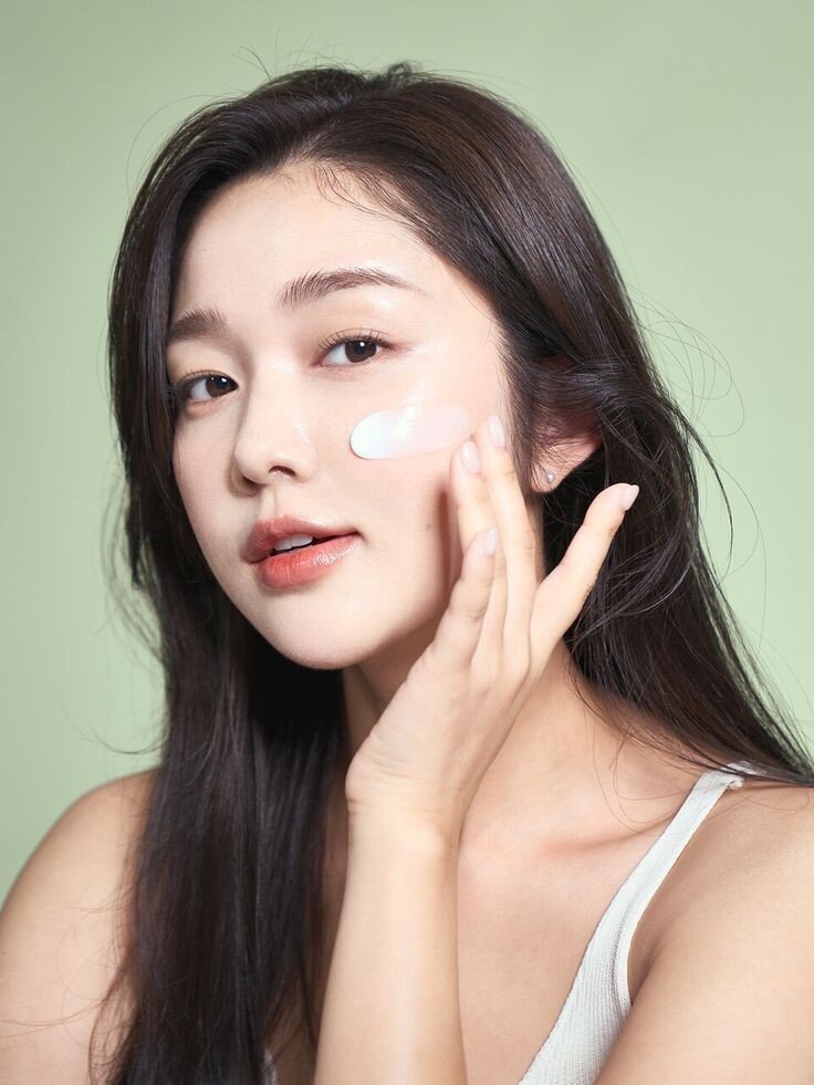 Dùng nhiều kem lót hơn và dùng kem nền kiểm soát dầu thay cho phấn phủ là bí quyết của các chị đẹp xứ lạnh. 
