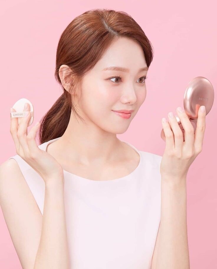 Phấn phủ chỉ được sử dụng khi bắt buộc dùng và chỉ dùng ở rìa chân tóc, hai bên cánh mũi. 