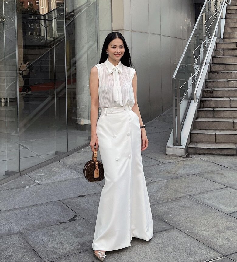 Người đẹp biết tạo điểm nhấn cho outfit white on white nhờ màn đi kèm túi hiệu. 