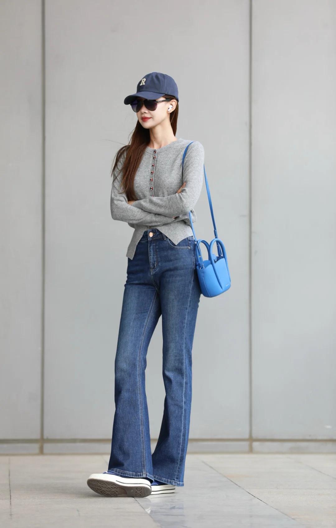 Outfit tuy đơn giản nhưng lại khiến người xung quanh không rời mắt cùng áo dệt kim và quần jeans.