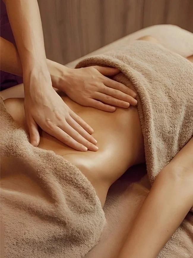 Massage bụng nhẹ nhàng trước khi ngủ giúp chị em ngủ sâu và giảm cân hiệu quả.