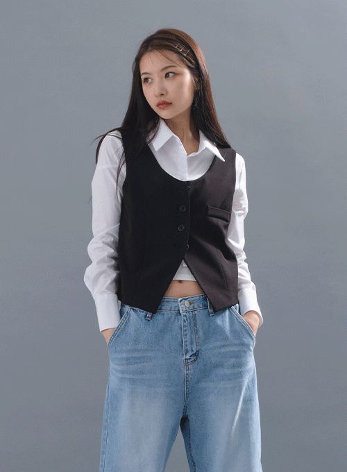 Dễ mặc, dễ phối và ưa nhìn cùng phong cách vest ngắn và quần jeans dáng rộng.