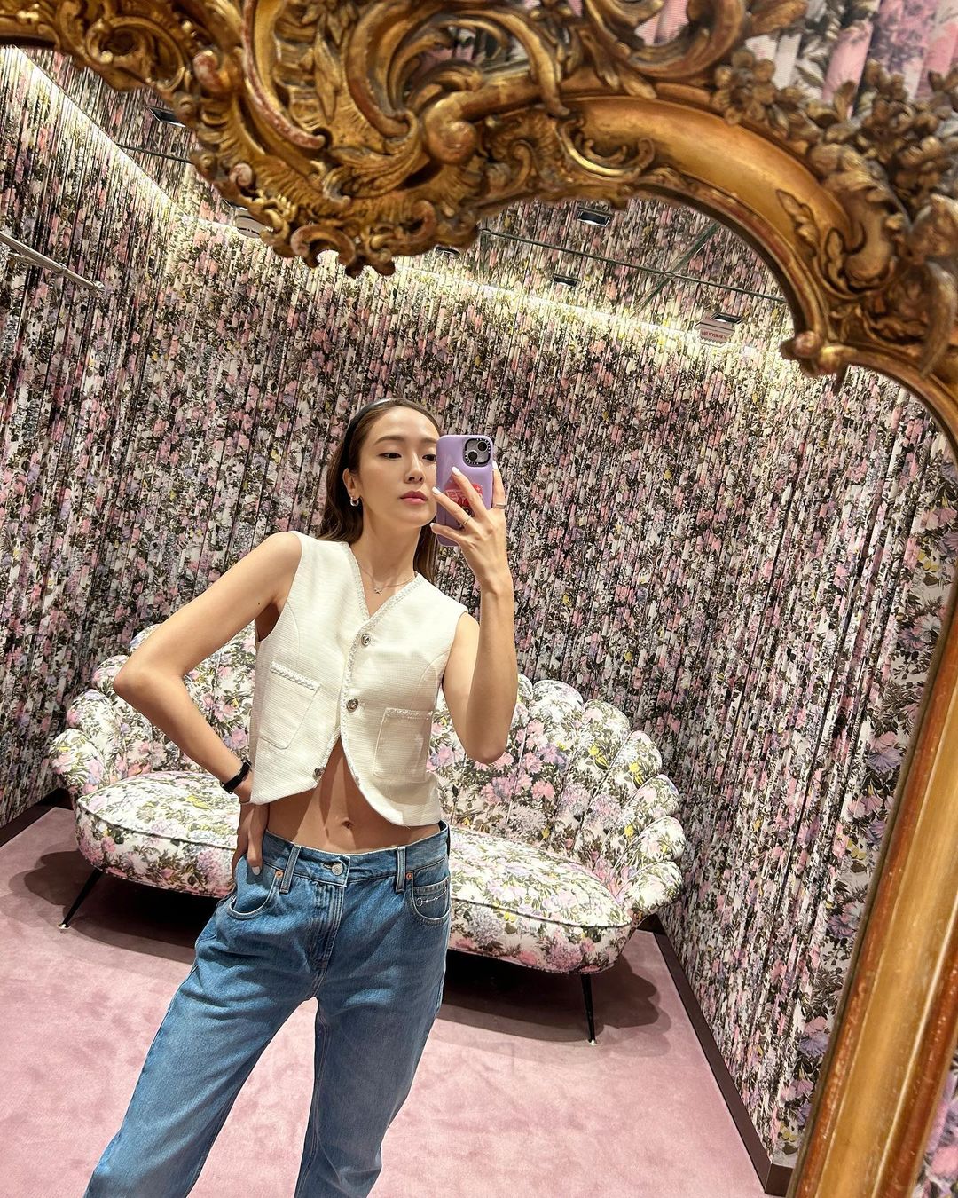 Jessica điệu đà cùng outfit áo vest cắt ngắn và quần jeans.