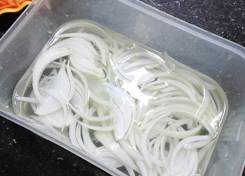 Hành tây và giấm đều là những nguyên liệu dễ kiếm trong bếp.