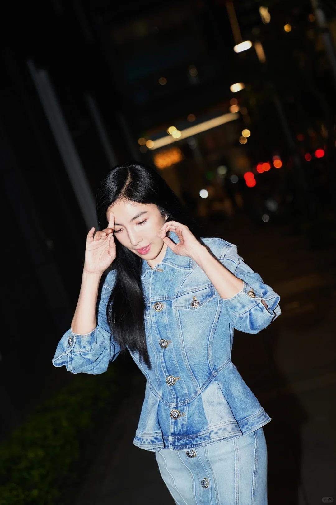 Tuy đơn giản nhưng outfit phong cách denim tôn lên khí chất sang trọng và thu hút.