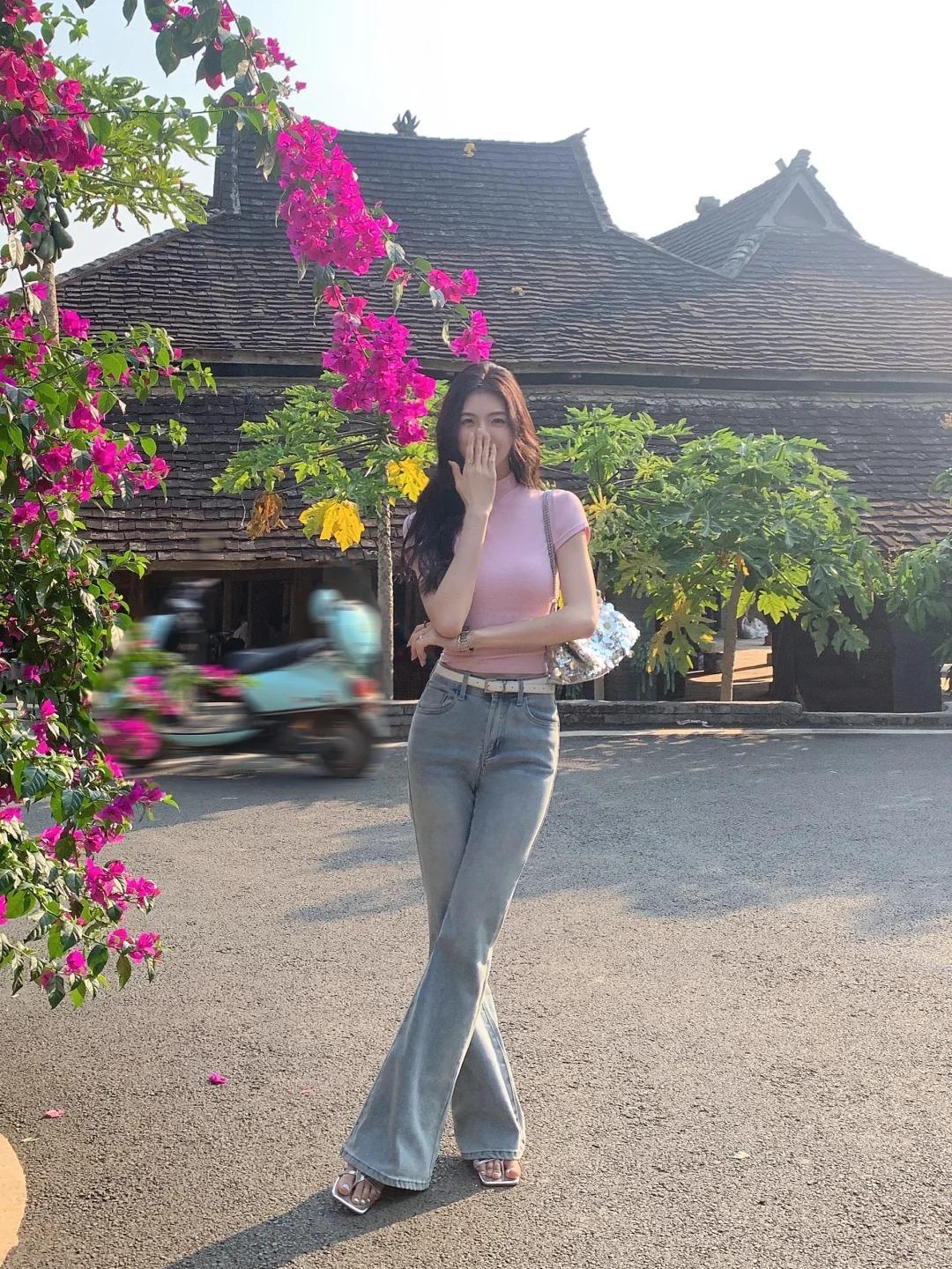 Outfit công sở khi phối áo dáng ôm cùng quần jeans giúp nàng nâng tầm thời trang.