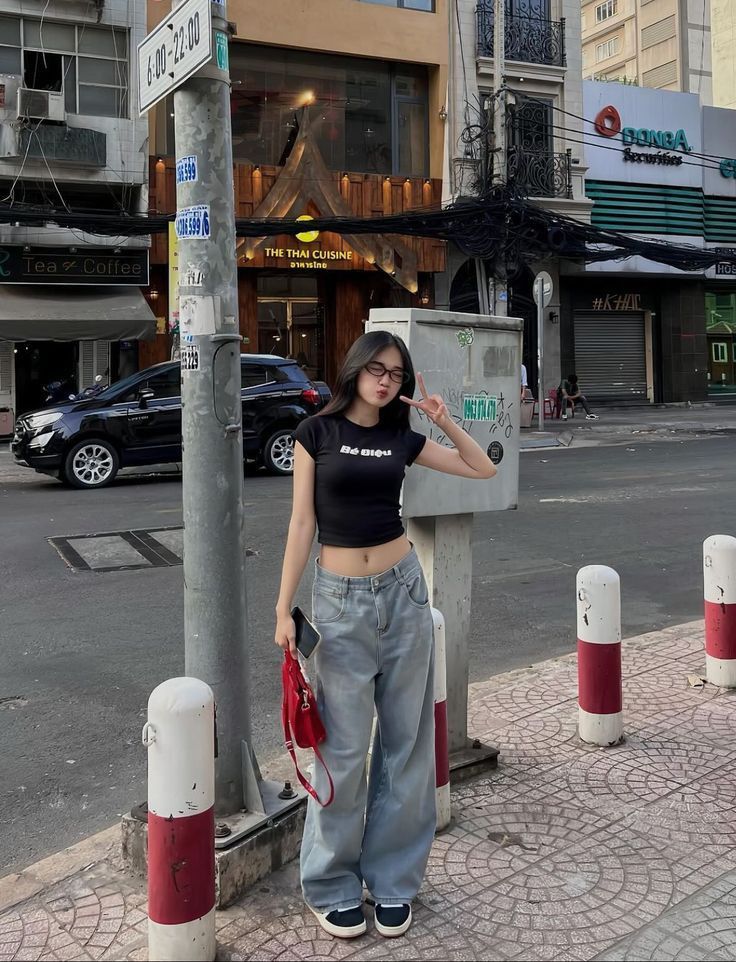 Thon gọn và “hack” chiều cao cùng outfit áo croptop và quần jeans.