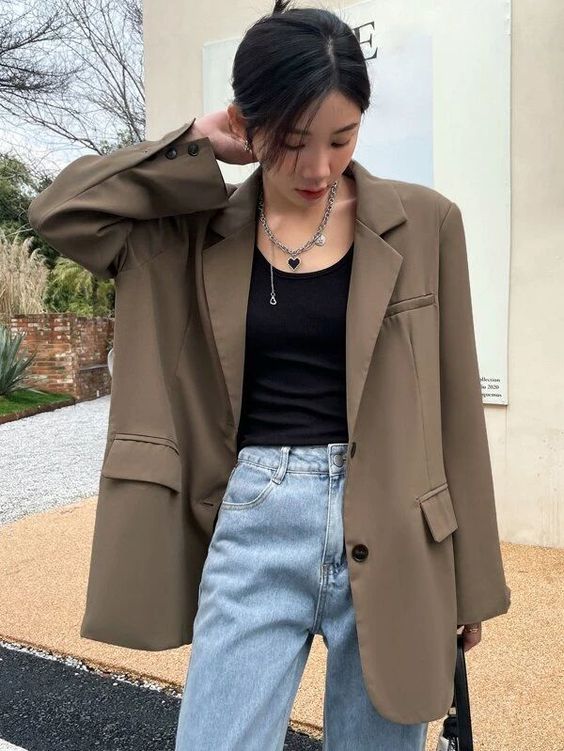 Thêm thắt cho outfit blazer và quần jeans trông nổi bật hơn bằng những phụ kiện đi kèm.