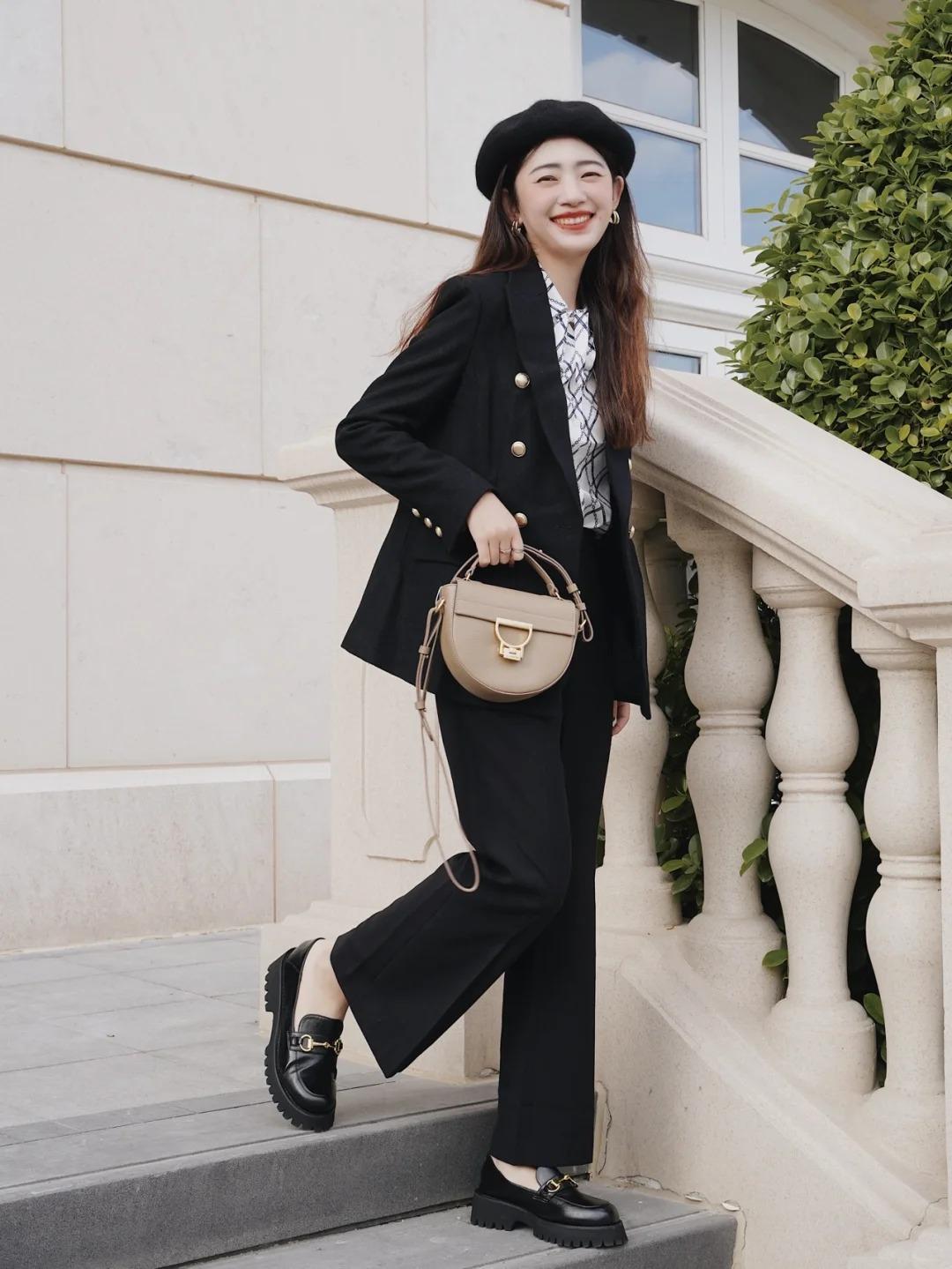 Hiện đại nhưng vẫn giữ được nét yêu kiều cùng outfit blazer, quần tây và giày loafer phối thêm túi xách.