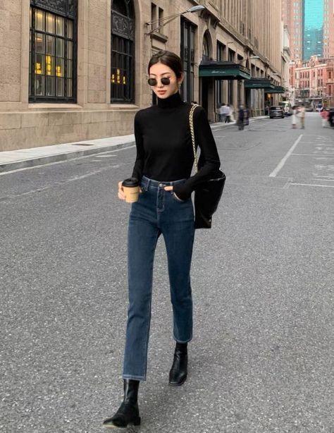 Outfit quần jeans và áo giữ nhiệt tuy đơn giản nhưng vẫn rất sang.