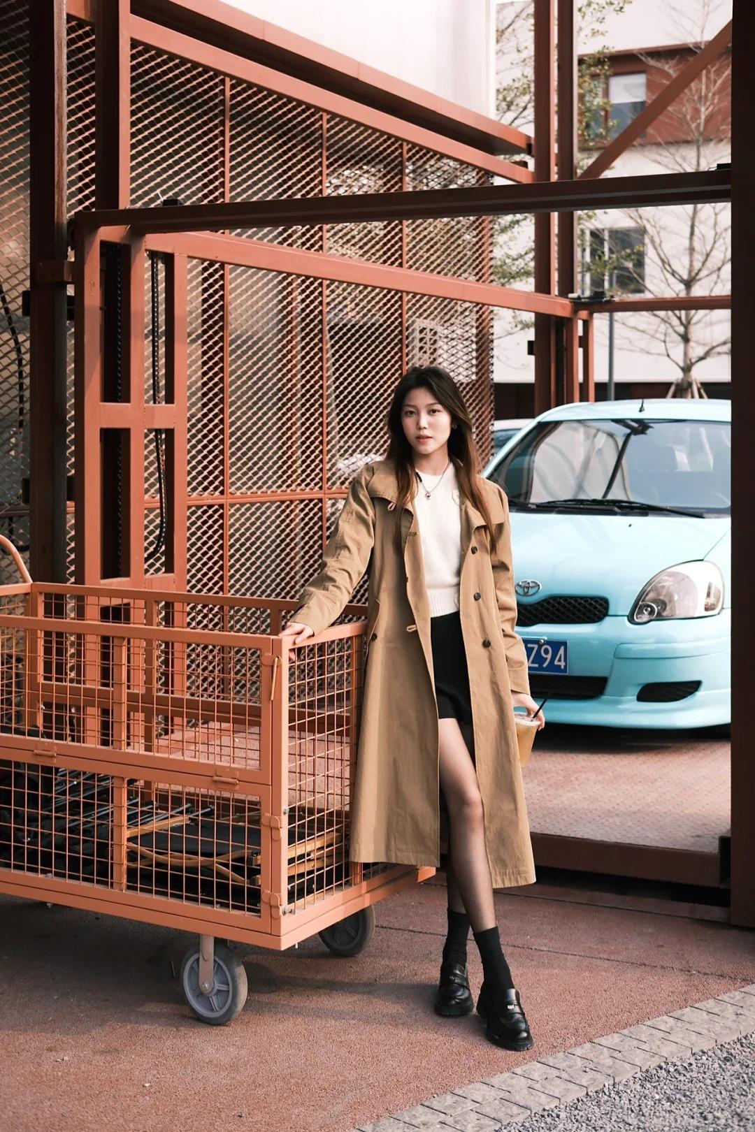 Bộ đôi áo khoác trench coat dài và chân váy ngắn kết hợp cùng giày loafer giúp chị em trông lịch lãm.