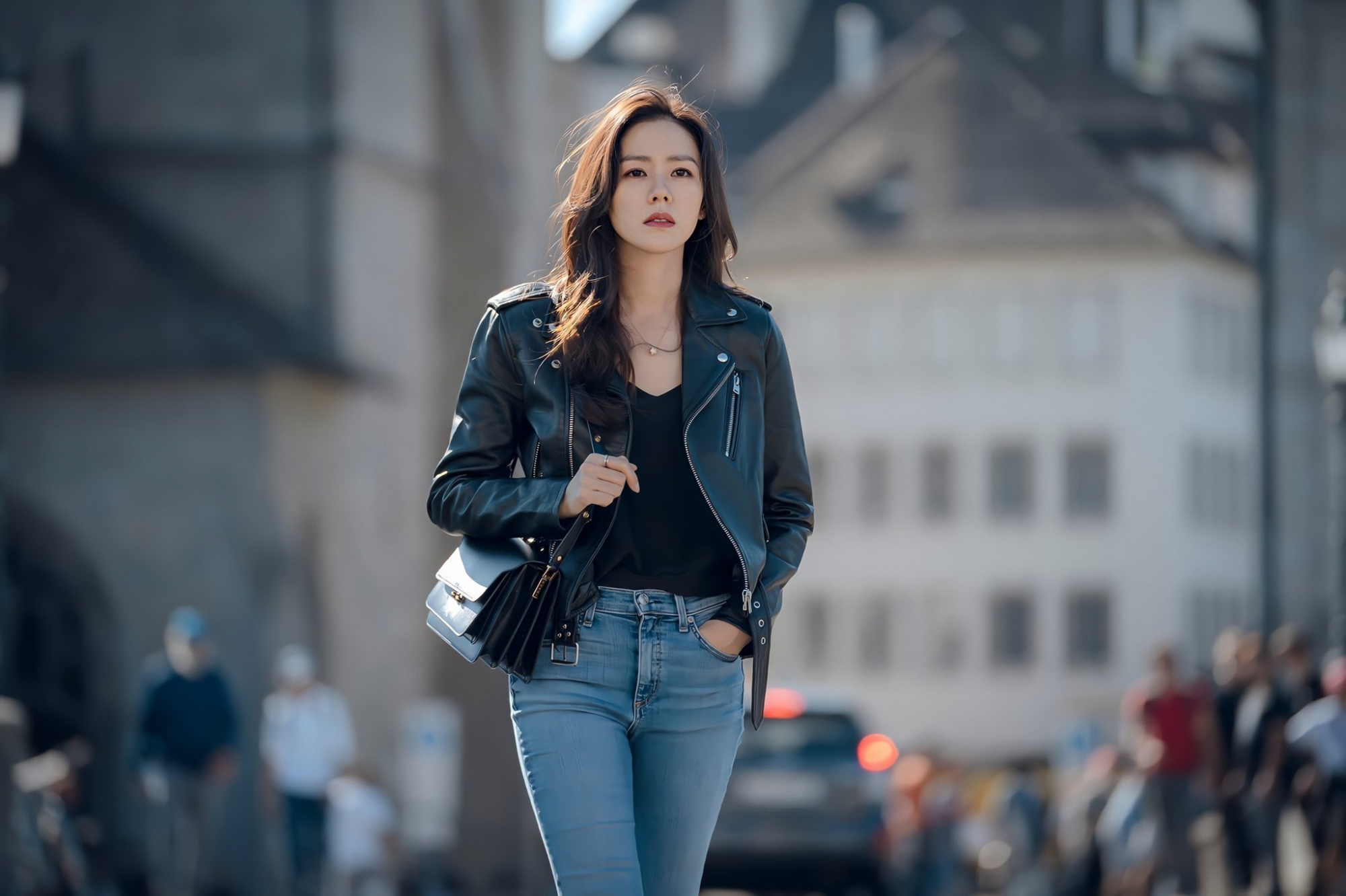 Son Ye-jin khí chất khi diện quần jeans cùng áo khoác da.