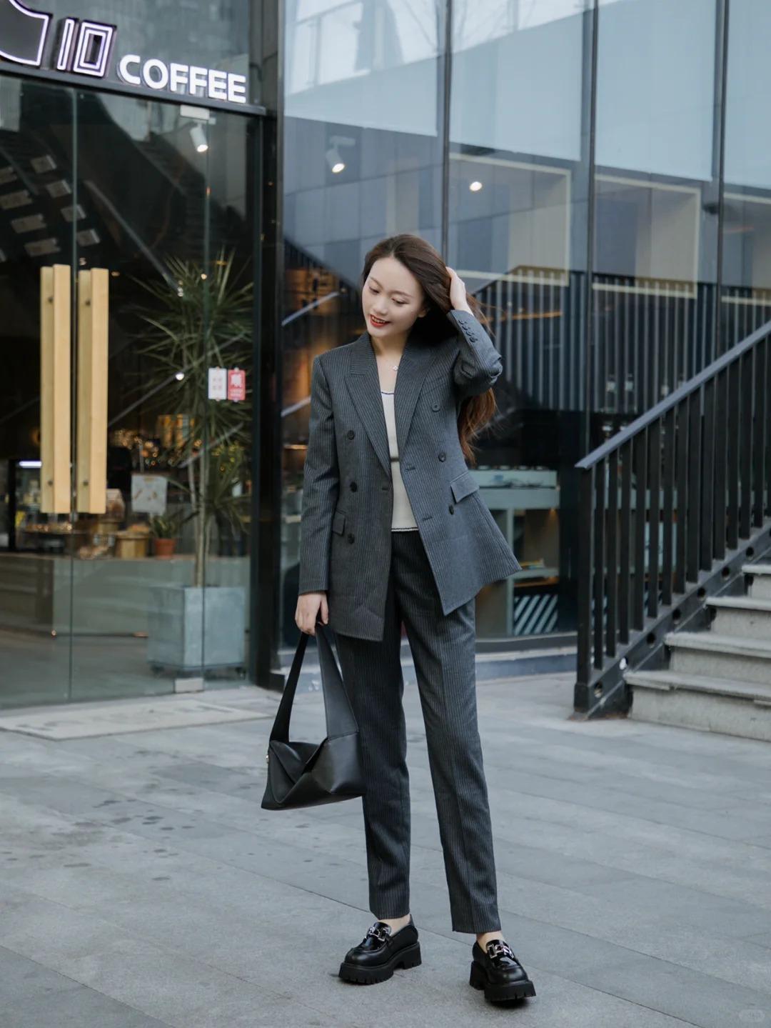 Trưởng thành và lịch lãm cùng blazer oversized và quần tây phối cùng giày lười.