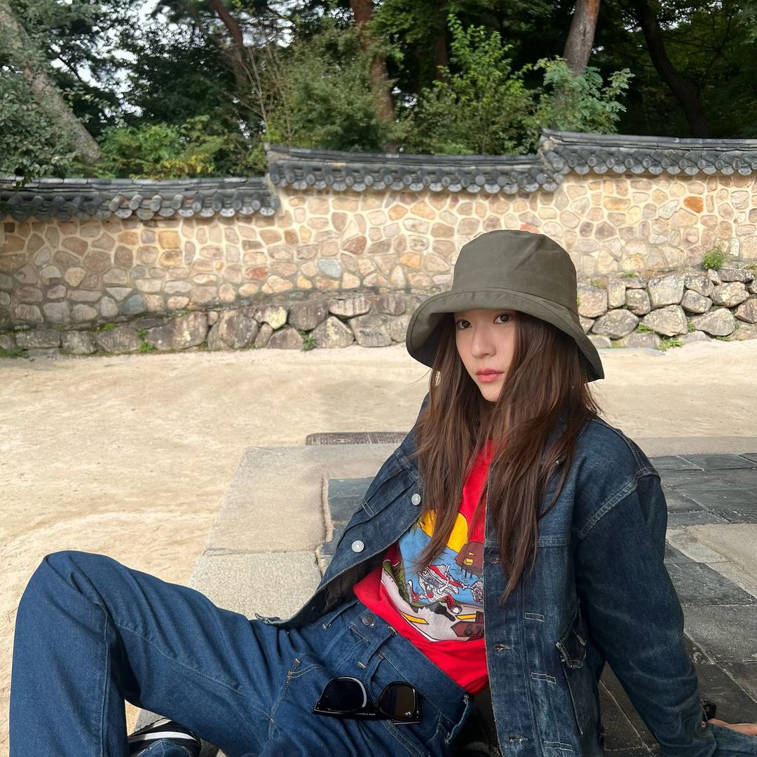 Krystal cực ngầu trong bộ outfit double denim cùng áo thun đỏ chủ đạo.