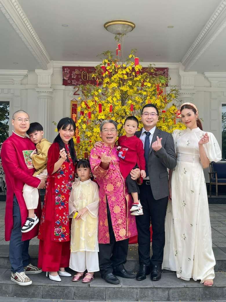 Nữ HLV The Face còn gây chú ý khi kết hôn với doanh nhân Tuấn John, một trong những người thuộc gia tộc giàu có bậc nhất Việt Nam.
