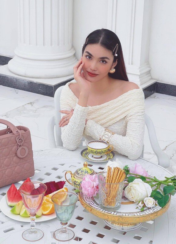 Với dòng túi Lady Dior, Lan Khuê không ngại chi tiền để tậu về nhiều phiên bản khác nhau có giá từ vài chục đến cả trăm triệu.