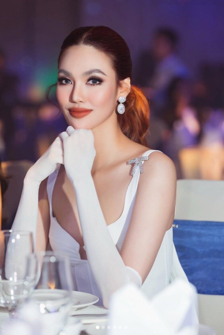 Nàng dâu hào môn luôn biết cách làm mới mình bằng cách kết hợp các món đồ thời trang cao cấp khác, mang đến một làn sóng mới cho phong cách rich lady trong mắt công chúng.