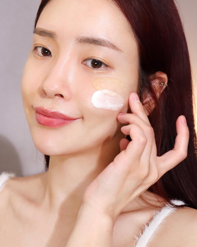 Những sản phẩm skincare có công dụng tăng sức đề kháng cho da có thể kể đến Vitamin C và Niacinamide. Hai thành phần này đảm nhận các chức năng từ làm sáng, tăng sinh collagen, làm dịu da.