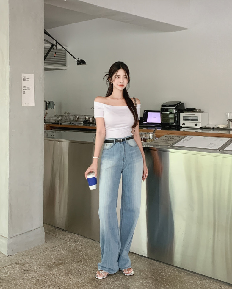 Trong trường hợp bạn ngại ngùng diện croptop, bạn có thể lựa chọn sơ vin áo vào quần cạp cao để tự tạo vòng eo và đạt tỷ lệ vàng cho cơ thể.