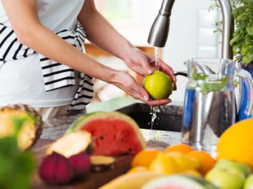 Thích ăn táo nhưng không bao giờ rửa hay gọt vỏ, người đàn ông tá hỏa khi nhận kết quả xét nghiệm máu