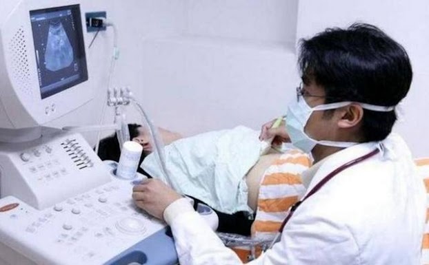 Chị Tiểu Lâm không giấu được nỗi vui mừng xen lẫn kinh ngạc khi xem hình ảnh siêu âm thai.