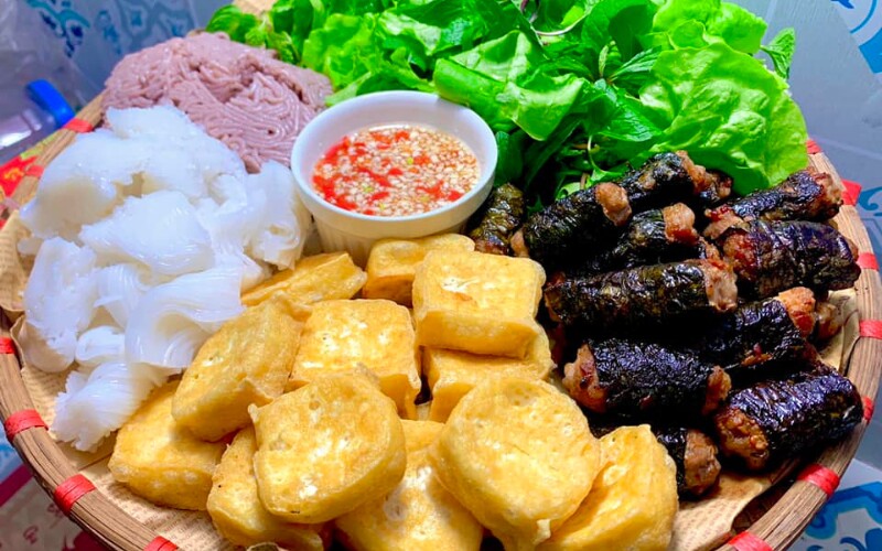 Bún đậu: Nhiều mẹ bầu khó lòng cưỡng lại sức hấp dẫn của món ăn này. Dù mang hương vị dân dã, bún đậu lại chứa đựng nguồn dinh dưỡng phong phú, giúp mẹ bầu kích thích vị giác, nạp năng lượng hiệu quả mà vẫn đảm bảo đầy đủ dưỡng chất cho sự phát triển của thai nhi