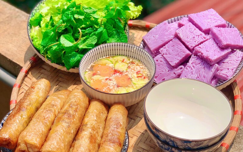 Bún chả giò: Với hương vị giòn tan của chả giò kết hợp cùng bún tươi, đây là món ăn vừa ngon miệng vừa cung cấp chất xơ và protein, hỗ trợ mẹ bầu tiêu hóa tốt và bé phát triển toàn diện.