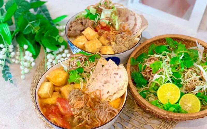 Bún riêu: Bát bún riêu nóng hổi không chỉ làm ấm bụng mẹ bầu mà còn bổ sung sắt và vitamin, trong đó có hàm lượng cao vitamin B9. Đây là loại vitamin cần thiết cho mẹ bầu và em bé, giúp phòng tránh các dị tật bẩm sinh.