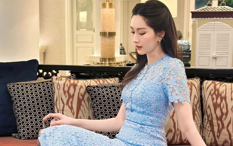 Dù đã trải qua 3 lần sinh nở nhưng vòng eo của nàng hậu vẫn thon gọn và bụng phẳng lì, không hề lộ chút mỡ thừa. Dù chụp chính diện hay góc nghiêng, vóc dáng của "bà mẹ 3 con" vẫn hoàn hảo, khó có thể tìm ra điểm nào để chê.