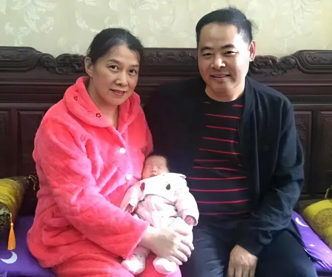 Bà Mẫn cùng chồng bên đứa con gái chào đời ở tuổi xế chiều.