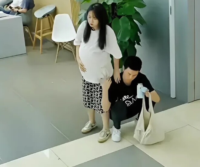 Nguời chồng sẵn sàng làm ghế đỡ khi vợ bầu mỏi chân.