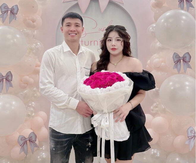 Khoảnh khắc tình bể bình của cặp đôi. 