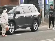 Bà bầu - Xuất viện sau sinh, vợ loạng choạng đi bộ ra bãi xe, chồng chơi game không mảy may quan tâm