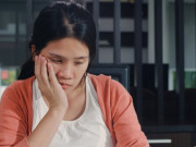 Bà bầu - Nhìn vợ vừa cho con ti vừa khóc, chồng xuýt xoa một câu khiến tôi nghẹn ngào