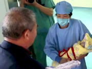 Bà bầu - Sản phụ vừa sinh con, y tá sững sờ trước danh tính người đàn ông đến đón bé