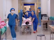 Bà bầu - Sản phụ bị sa dây rốn, nữ hộ sinh dùng 1 tay đẩy cáng, 1 tay cố gắng giữ mạng sống thai nhi