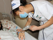 Bà bầu - Sau sinh vợ trở nên lạnh nhạt với chồng, vài năm sau biến thành đàn ông, kết hôn và lên chức làm cha