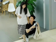 Bà bầu - Dùng vai làm ghế cho vợ bầu, người chồng gây bão mạng với hành động yêu thương giản dị