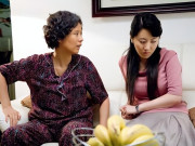 Bà bầu - Mẹ đẻ mang đồ ăn dưới quê lên thăm con gái nhưng hành động của mẹ chồng khiến tôi quyết định ly hôn