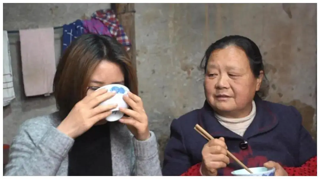 Mẹ chồng chăm sóc Diệp Mộng Ngữ với mong muốn sớm có cháu bế bồng.