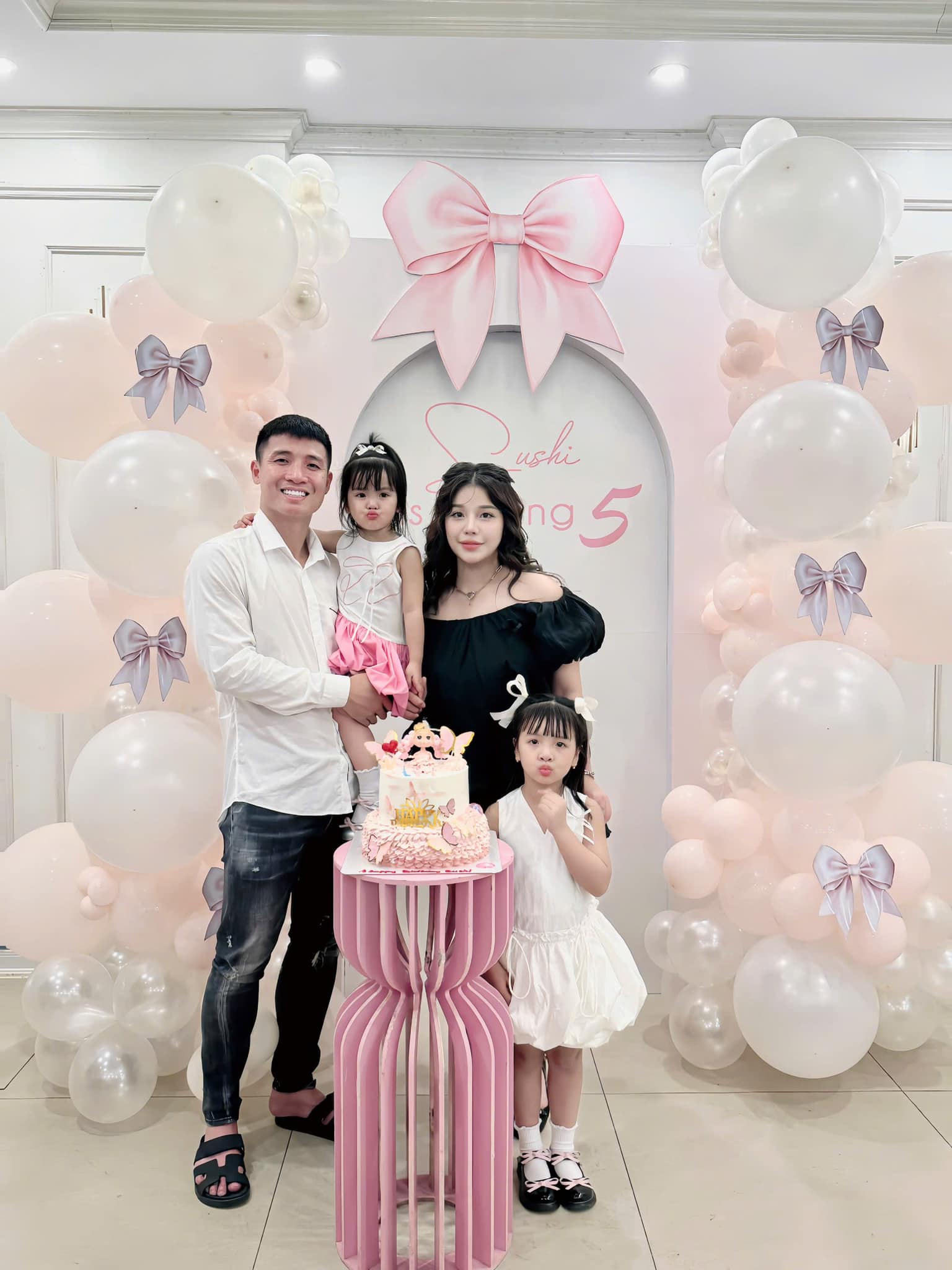 Gia đình nhỏ của Bùi Tiến Dũng và Khánh Linh.