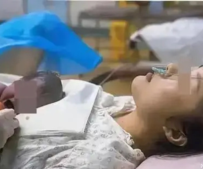 Người vợ bị sốc khi thấy làn da của con mình.